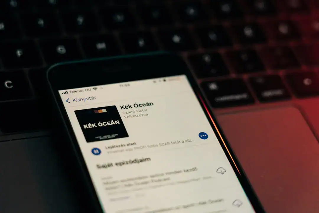 Smartphone on keyboard showing Kék Óceán chat